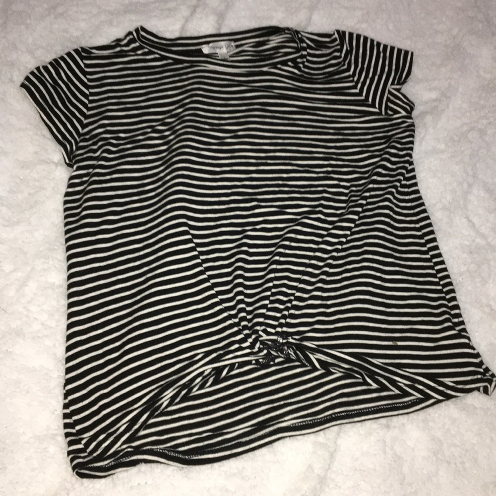 Black and white t shirt from Persaya girl size L